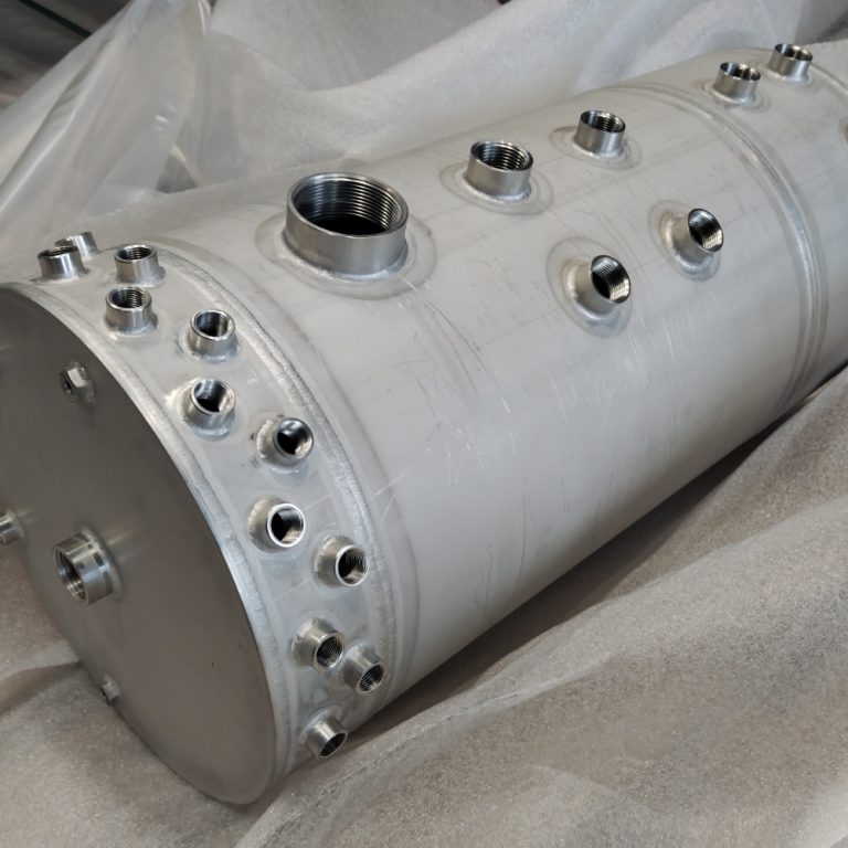 Réserve d’air en inox avec toles de séparation et tubes en interne